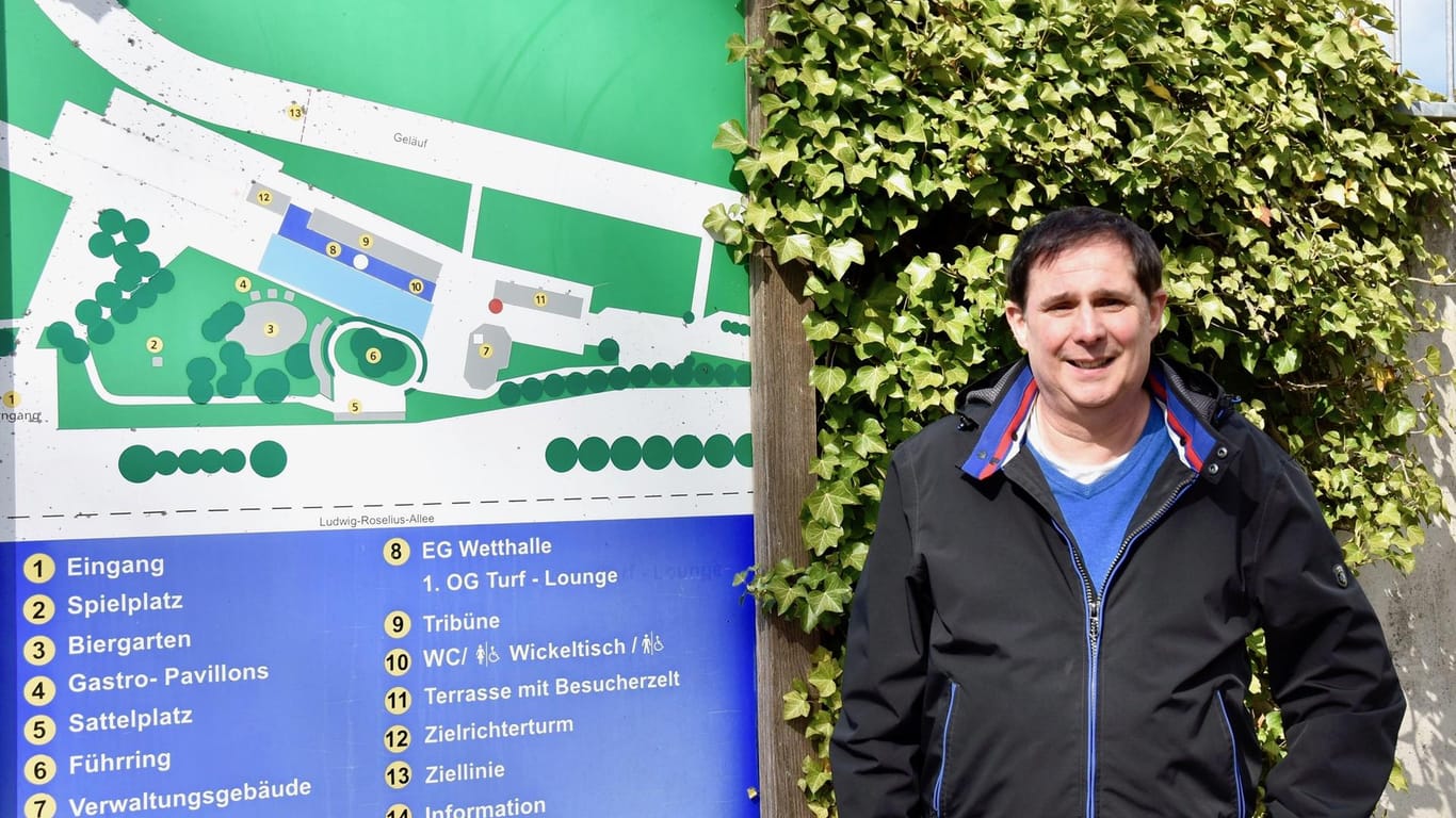 Andreas Sponbiel steht vor einer Übersichtsskizze an der Rennbahn: Die Bürgerinitiative setzt sich für eine vielseitige Nutzung ein.