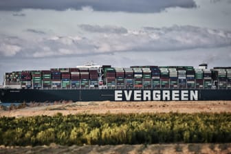 Ägypten, Fayed: Das Containerschiff "Ever Given" fährt über den Suezkanal.