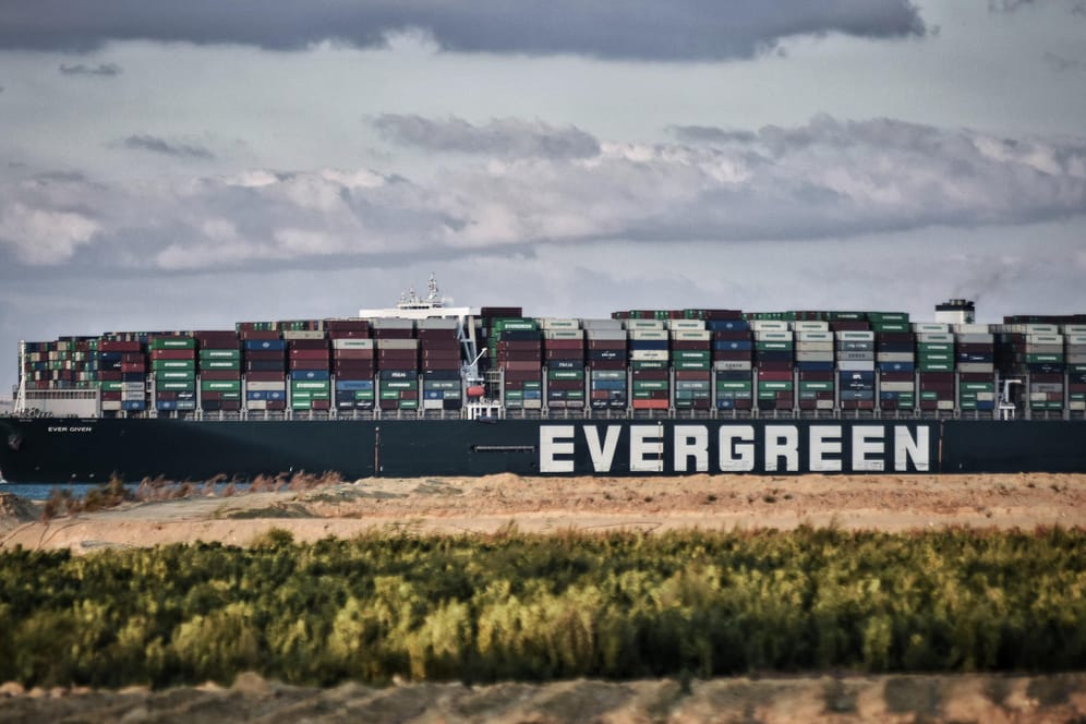 Ägypten, Fayed: Das Containerschiff "Ever Given" fährt über den Suezkanal.