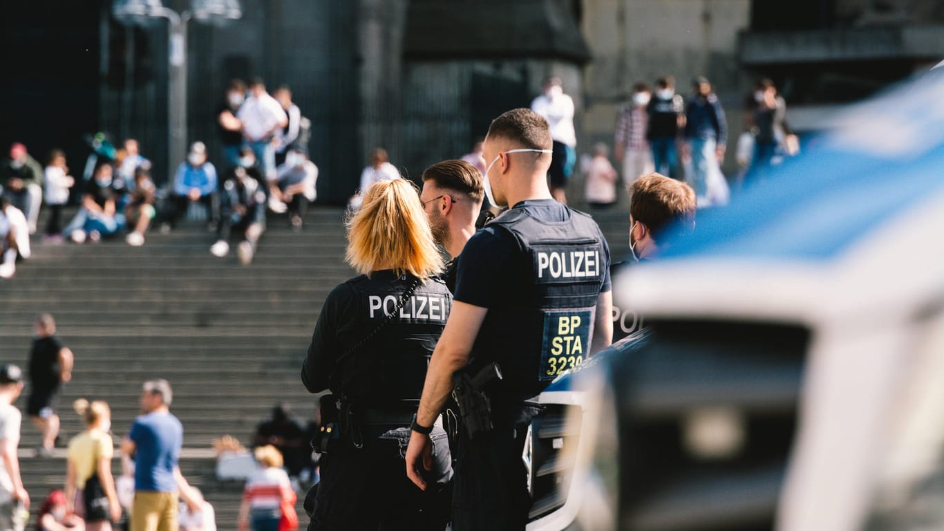 Polizei beobachtet Menschen am Kölner Dom (Symbolbild): Für Geimpfte gibt es nun Lockerungen in NRW.