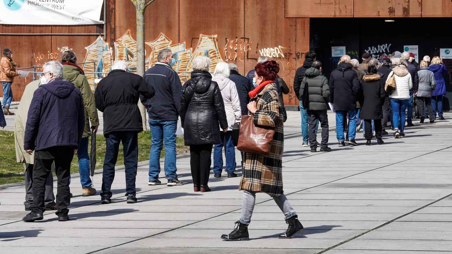 Warteschlange vor einem Corona-Impfzentrum in Dortmund: So denken Leserinnen und Leser von t-online über Vordrängler beim Impfen.