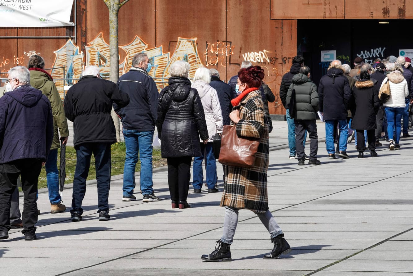 Warteschlange vor einem Corona-Impfzentrum in Dortmund: So denken Leserinnen und Leser von t-online über Vordrängler beim Impfen.