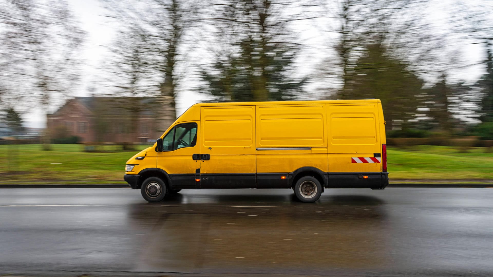 Ein Van während der Fahrt (Symbolbild): In Dortmund haben sich Jugendliche ein Rennen mit der Polizei geliefert. Ein Van während der Fahrt (Symbolbild): In Dortmund haben sich Jugendliche ein Rennen mit der Polizei geliefert.