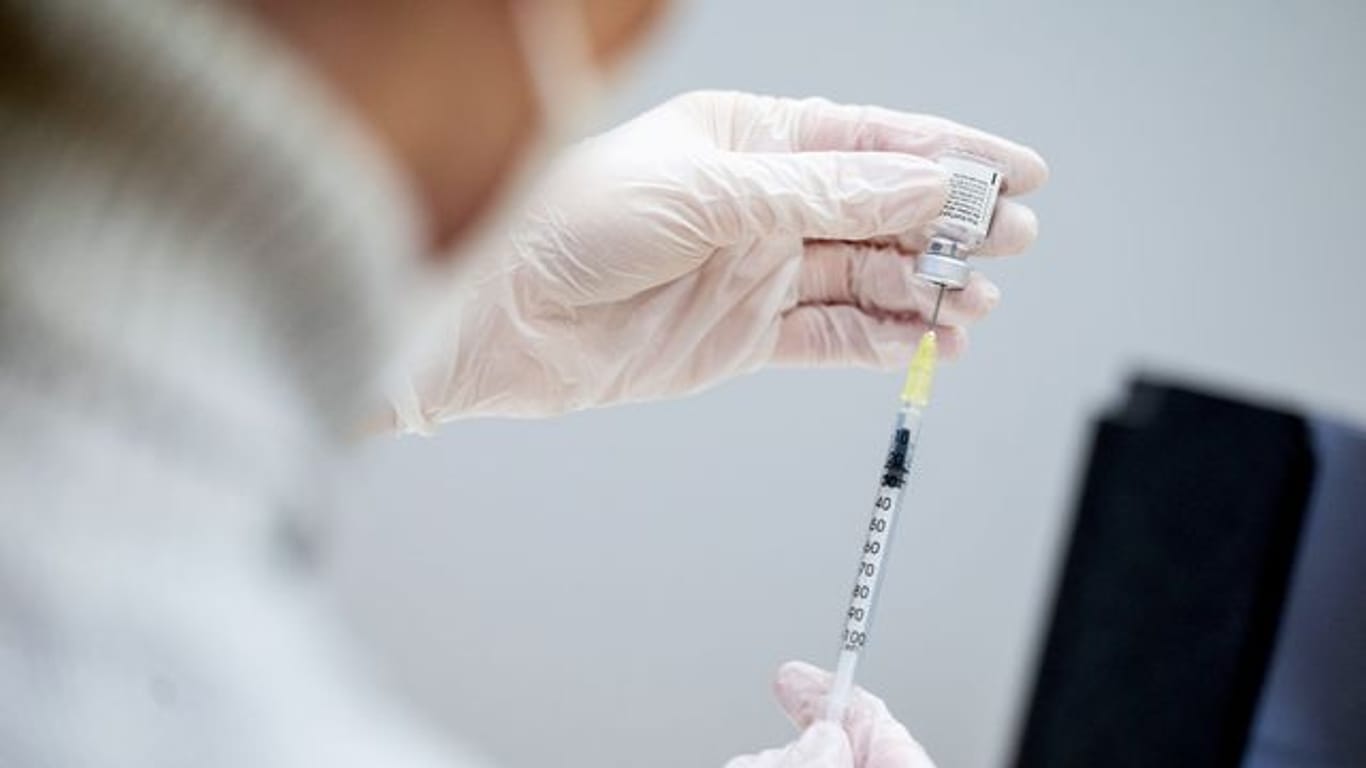 Bei den Präparaten von Astrazeneca und Johnson & Johnson haben schwere Impfnebenwirkungen für Verunsicherung gesorgt.