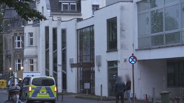 Polizisten stehen vor der Synagoge in Bonn (Archivbild): Der aktuelle Konflikt in Israel habe die Männer dazu motiviert. Polizisten stehen vor der Synagoge in Bonn (Archivbild): Der aktuelle Konflikt in Israel habe die Männer dazu motiviert.