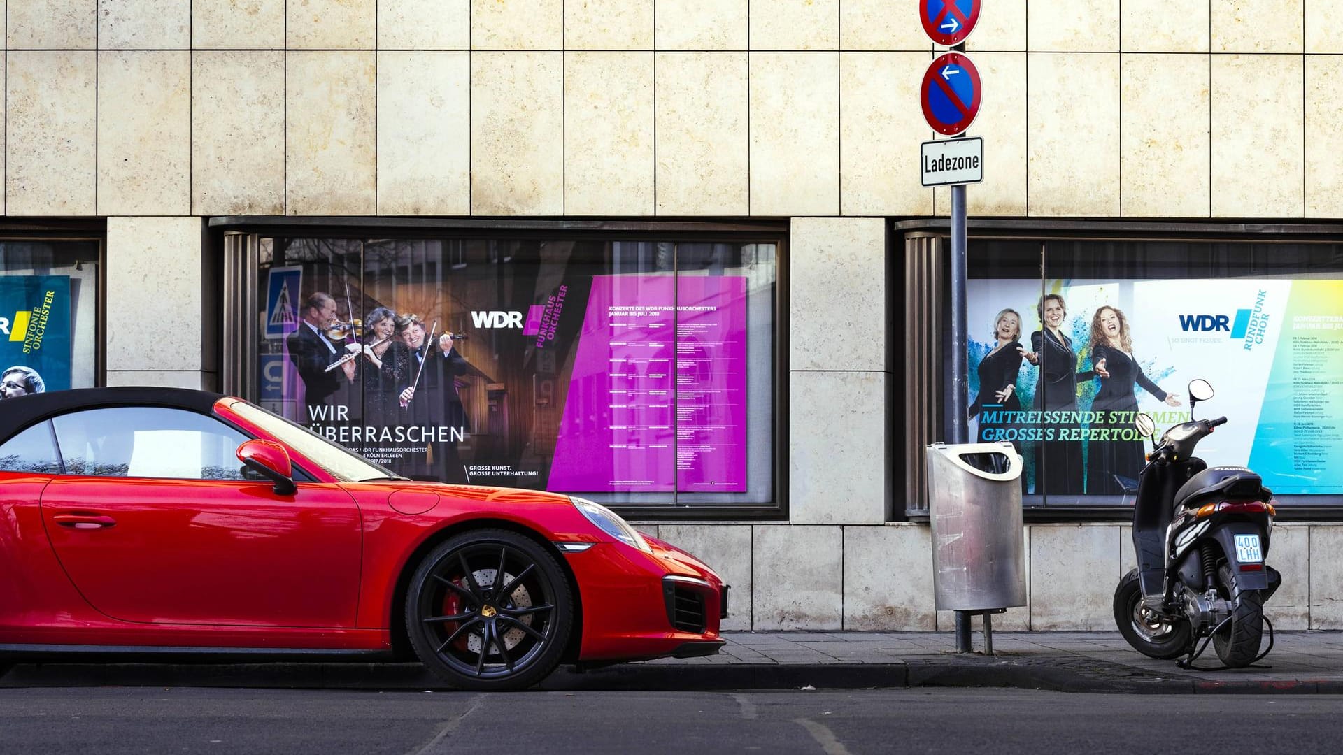 Ein Porsche parkt im Halteverbot am WDR-Funkhaus (Archivbild): Künftig sollen Kölnerinnen und Kölner solche Verstöße per App dem Ordnungsamt melden können.