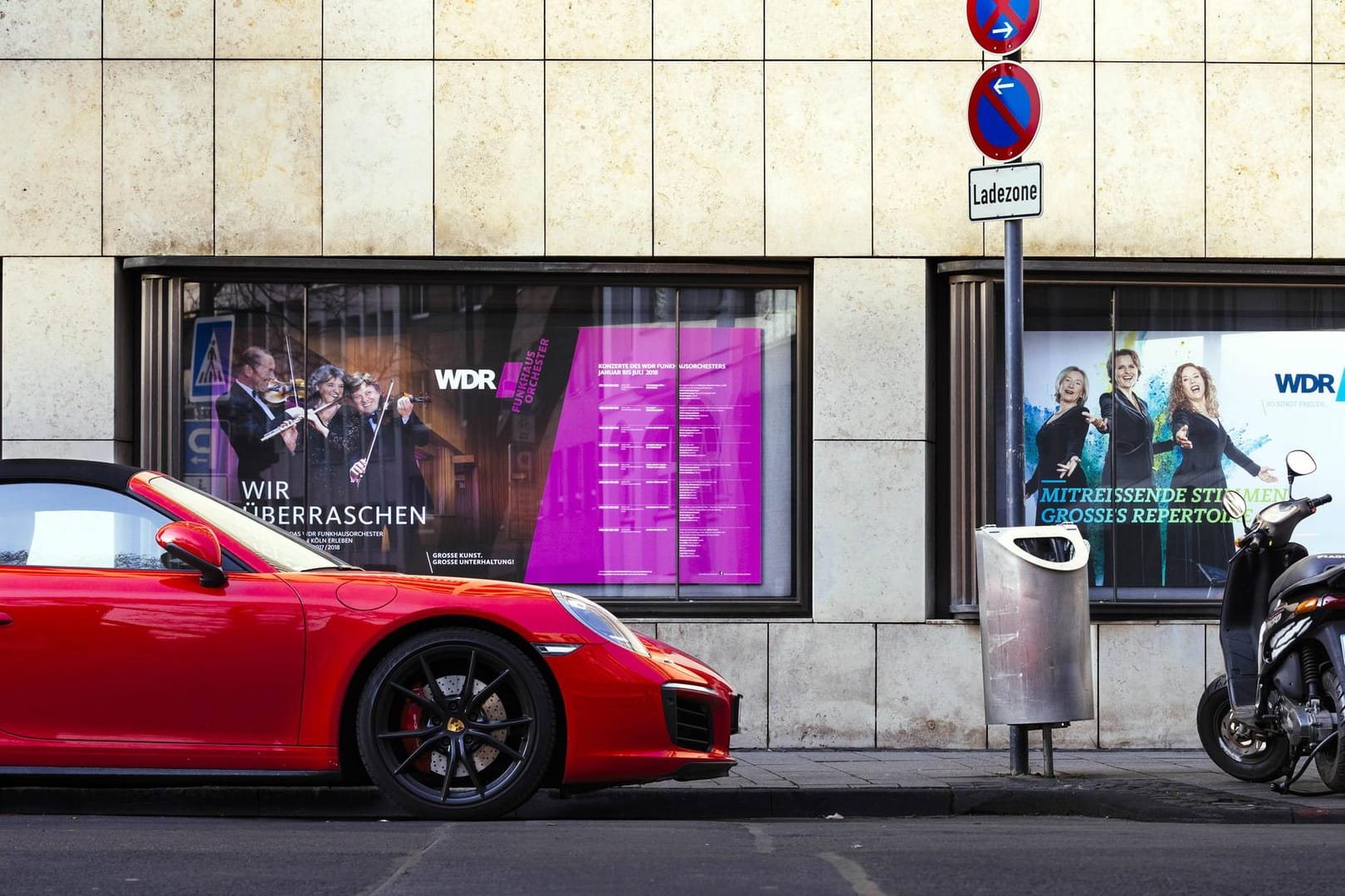 Ein Porsche parkt im Halteverbot am WDR-Funkhaus (Archivbild): Künftig sollen Kölnerinnen und Kölner solche Verstöße per App dem Ordnungsamt melden können.