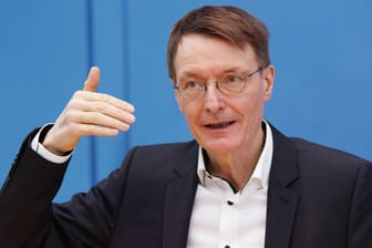 Karl Lauterbach im Interview: Der Gesundheitspolitiker kritisiert, dass Hausärzte in Bayern und Baden-Württemberg jetzt auch Biontech an alle verimpfen können.