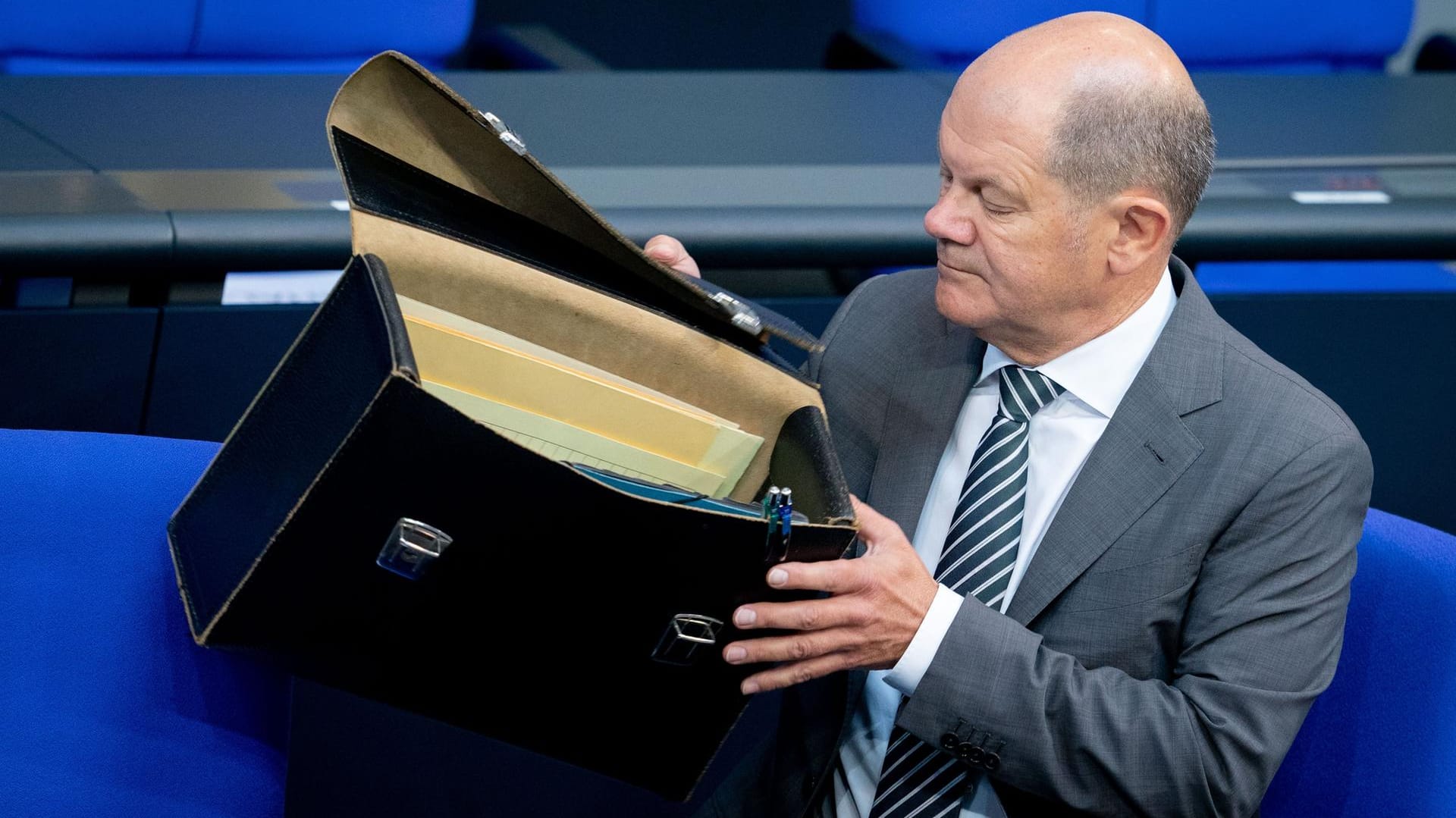 Olaf Scholz (SPD), Bundesminister der Finanzen, nimmt an der Sitzung des deutschen Bundestages teil: Die Steuerschätzer legen am Donnerstag eine neue Prognose für die Einnahmen von Bund, Ländern und Kommunen vor. Olaf Scholz (SPD), Bundesminister der Finanzen, nimmt an der Sitzung des deutschen Bundestages teil: Die Steuerschätzer legen am Donnerstag eine neue Prognose für die Einnahmen von Bund, Ländern und Kommunen vor.
