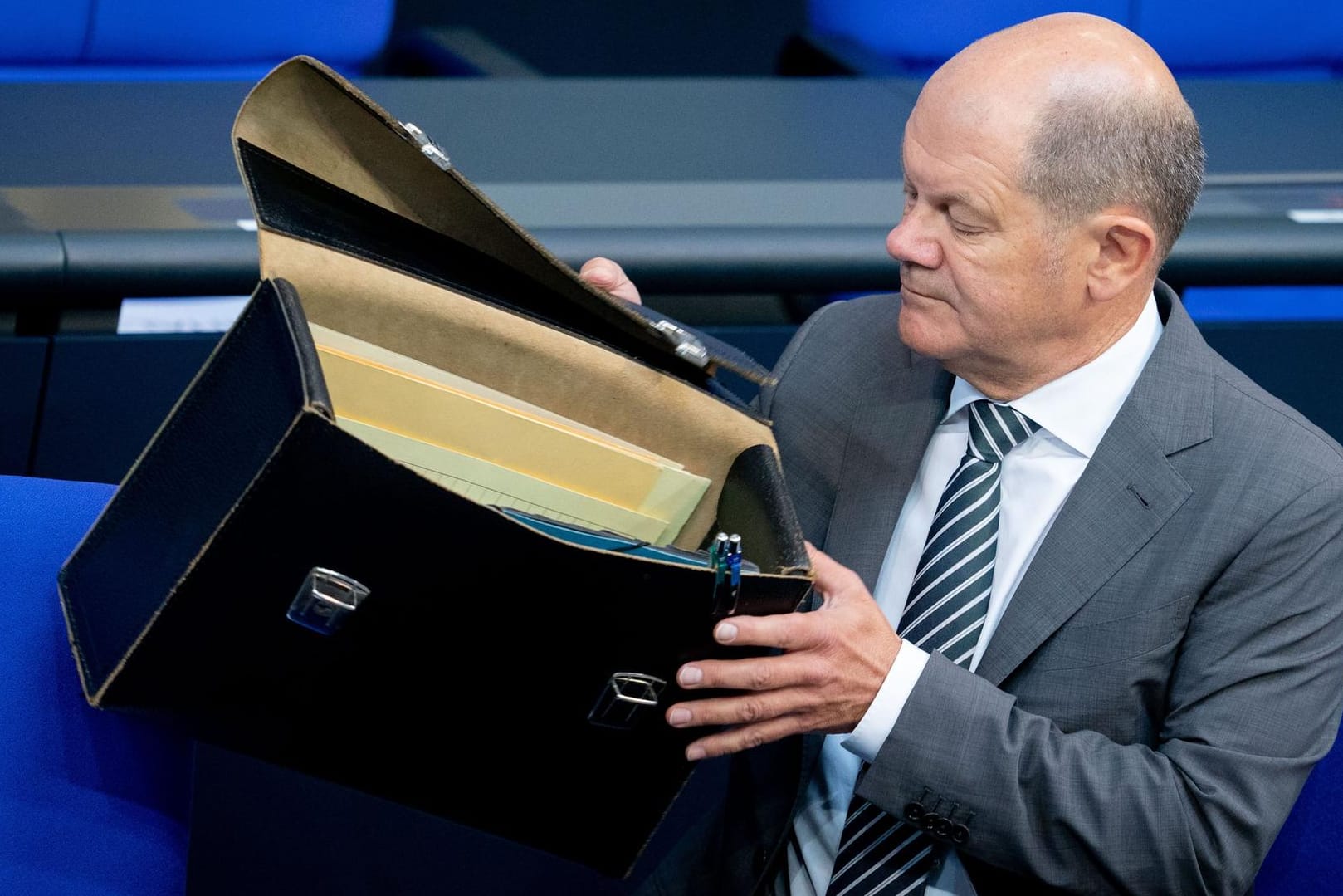 Olaf Scholz (SPD), Bundesminister der Finanzen, nimmt an der Sitzung des deutschen Bundestages teil: Die Steuerschätzer legen am Donnerstag eine neue Prognose für die Einnahmen von Bund, Ländern und Kommunen vor. Olaf Scholz (SPD), Bundesminister der Finanzen, nimmt an der Sitzung des deutschen Bundestages teil: Die Steuerschätzer legen am Donnerstag eine neue Prognose für die Einnahmen von Bund, Ländern und Kommunen vor.