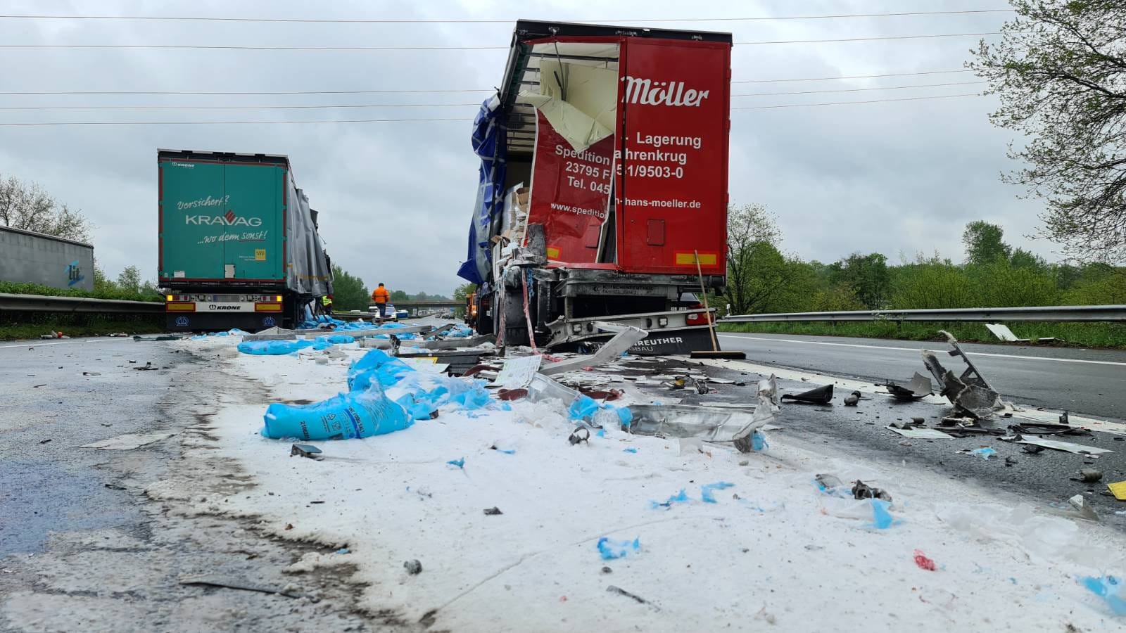 Tonnen von Speisesalz auf der A1: Erst am Dienstagabend musste die A1 wegen des Salz-Unfalls gesperrt werden, jetzt kippte Speiseöl auf die Fahrbahn.