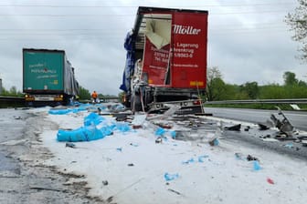 Tonnen von Speisesalz auf der A1: Erst am Dienstagabend musste die A1 wegen des Salz-Unfalls gesperrt werden, jetzt kippte Speiseöl auf die Fahrbahn.