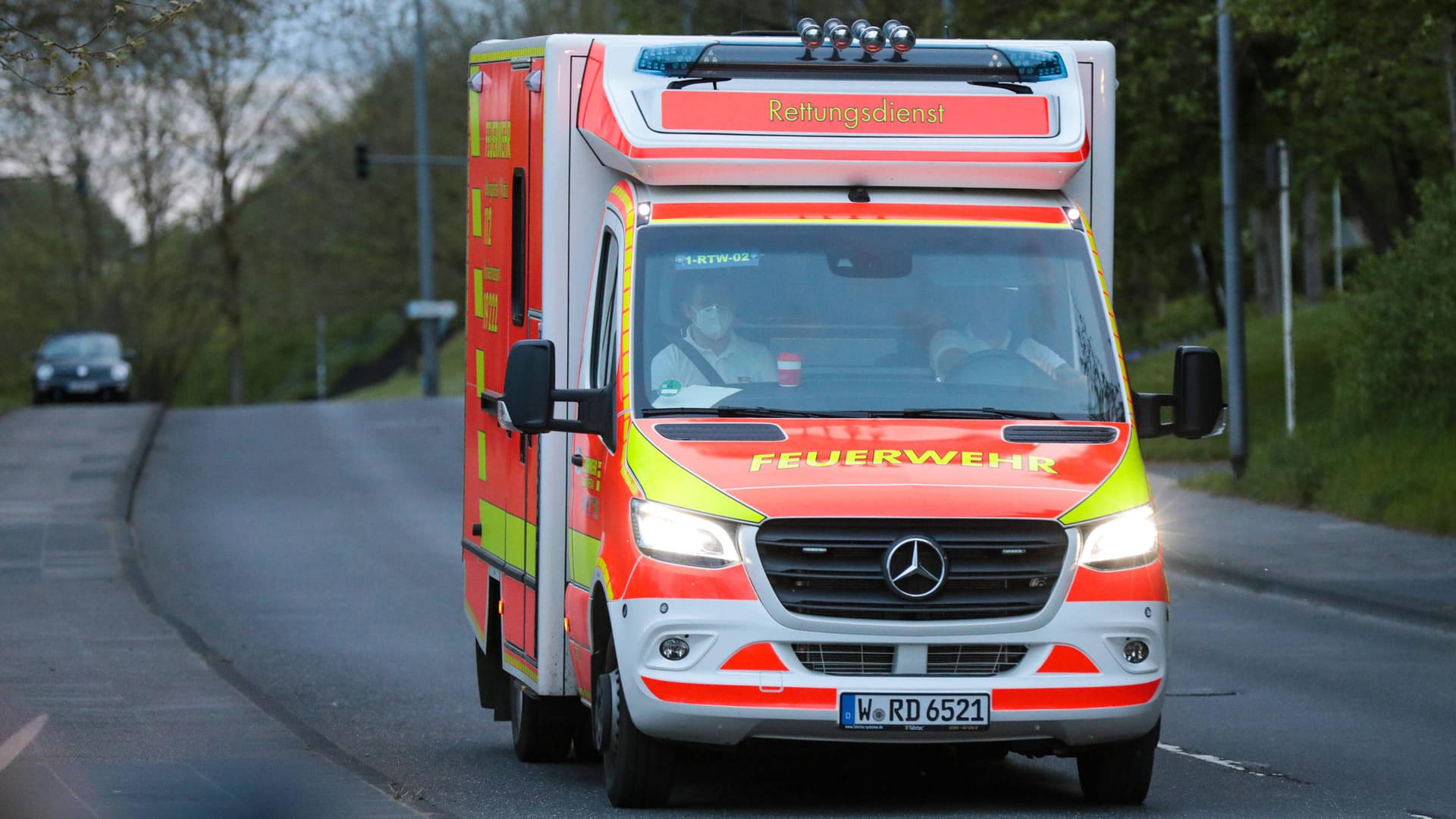 Ein Rettungswagen in Wuppertal (Symbolbild): Ein Pkw-Fahrer ist in einen Linienbus gekracht.