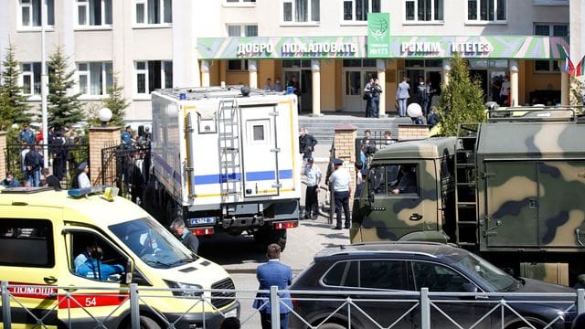 Ein Krankenwagen und Polizeifahrzeuge stehen nach einem Angriff mit Schusswaffen vor einer russischen Schule in Kasan. Ein Krankenwagen und Polizeifahrzeuge stehen nach einem Angriff mit Schusswaffen vor einer russischen Schule in Kasan.
