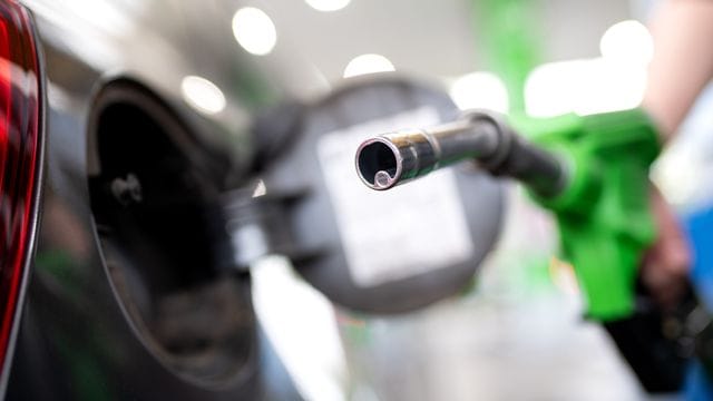 Der Benzinpreis für ein Liter der Sorte Super E10 liegt derzeit bei 1,484 Euro. Der Benzinpreis für ein Liter der Sorte Super E10 liegt derzeit bei 1,484 Euro.