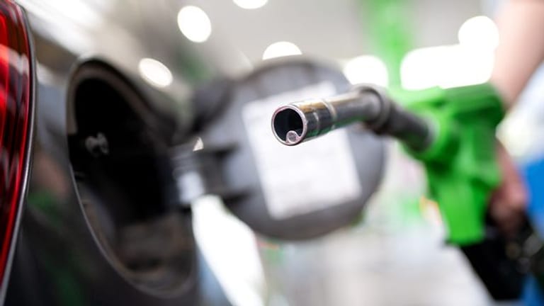 Der Benzinpreis für ein Liter der Sorte Super E10 liegt derzeit bei 1,484 Euro.