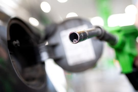 Der Benzinpreis für ein Liter der Sorte Super E10 liegt derzeit bei 1,484 Euro.