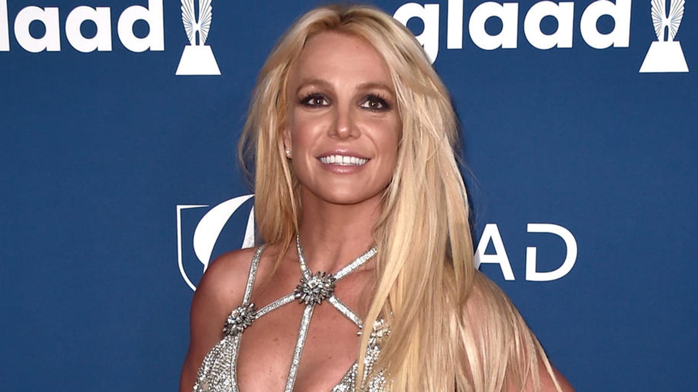 Britney Spears: Von ihren blonden Haare hat sich die Sängerin getrennt. Britney Spears: Von ihren blonden Haare hat sich die Sängerin getrennt.
