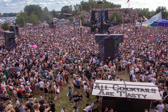 Besucher tanzen vor der Hauptbühne des vom Verein Kulturkosmos organisierten Fusion-Festivals 2019.