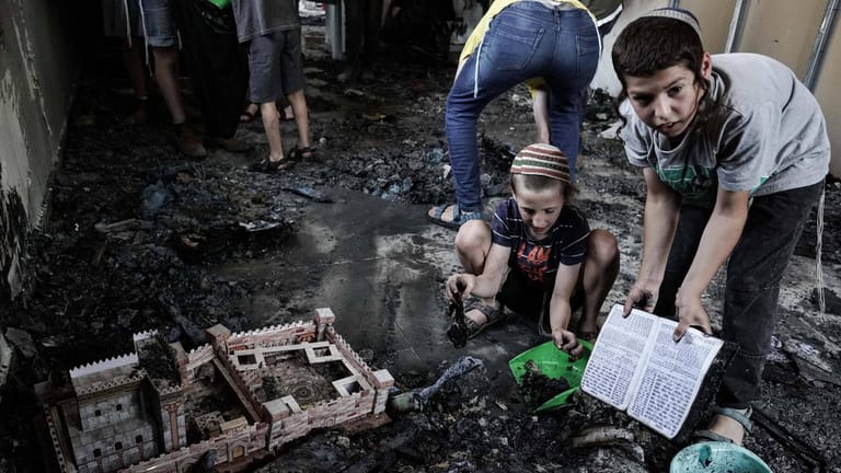 Jüdische Kinder in einer zerstörten Synagoge in Lod: In der Stadt kam es zu heftigen Auseinandersetzungen zwischen Polizei und Demonstranten.