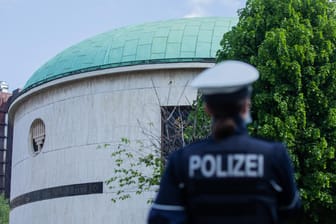 Polizist vor der Synagoge in Düsseldorf: Die jüdischen Gotteshäuser stehen unter strengem Polizeischutz.