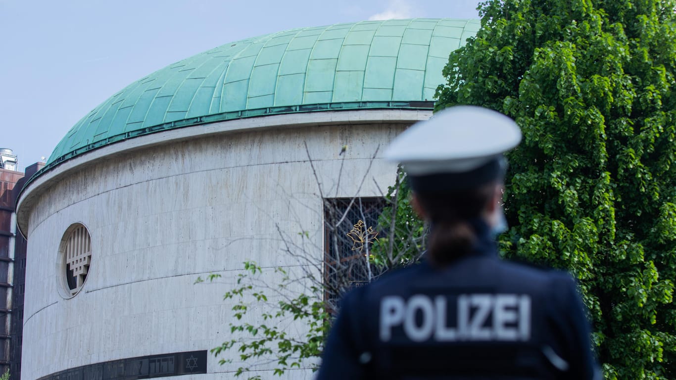 Polizist vor der Synagoge in Düsseldorf: Die jüdischen Gotteshäuser stehen unter strengem Polizeischutz.
