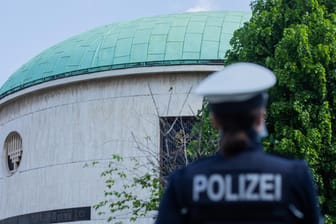 Polizist vor der Synagoge in Düsseldorf: Die jüdischen Gotteshäuser stehen unter strengem Polizeischutz.