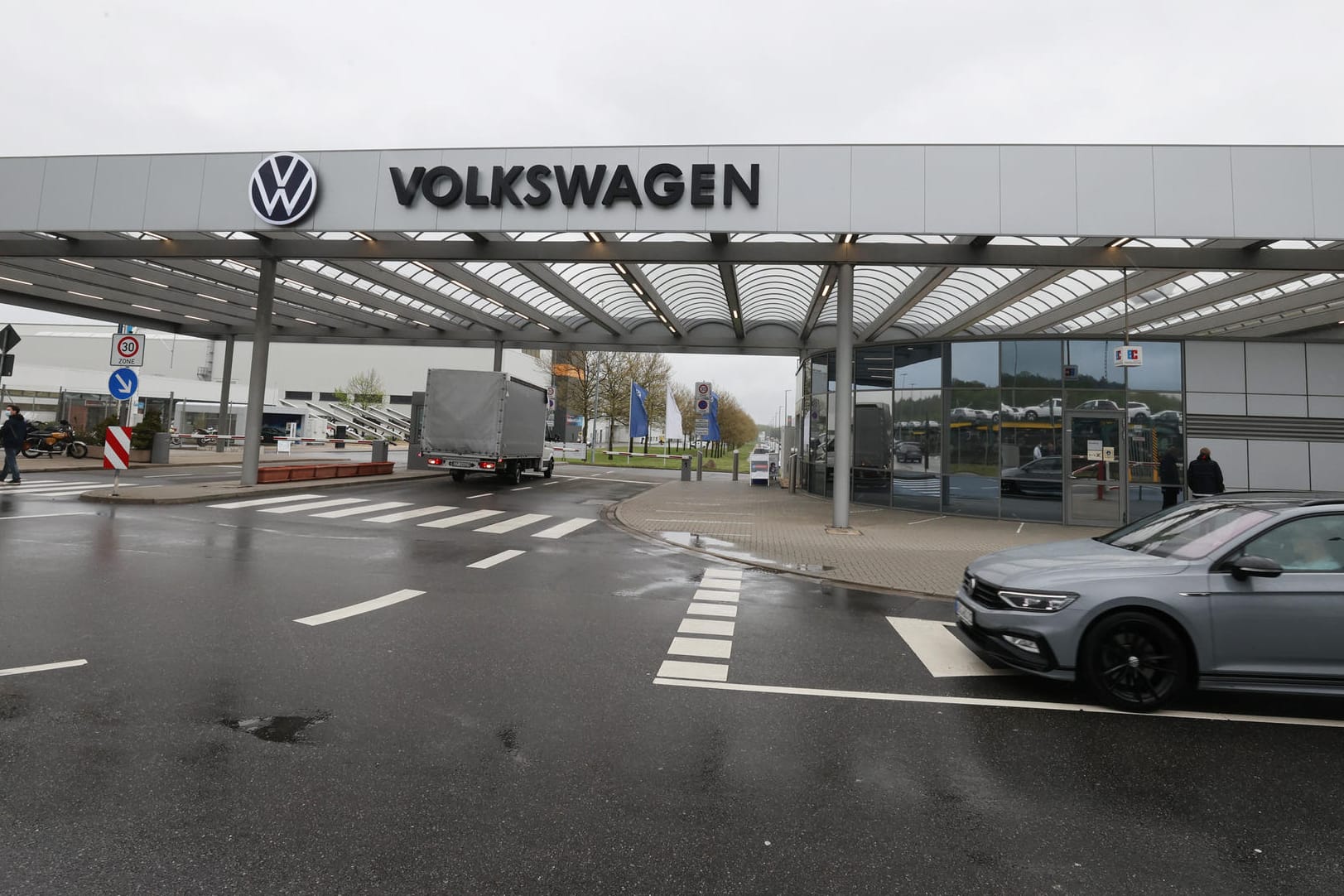 Das Volkswagen-Werk in Zwickau: Die VW-Beschäftigten in Sachsen müssen ab 2027 nicht mehr länger arbeiten als ihre Kollegen in Wolfsburg. Das Volkswagen-Werk in Zwickau: Die VW-Beschäftigten in Sachsen müssen ab 2027 nicht mehr länger arbeiten als ihre Kollegen in Wolfsburg.