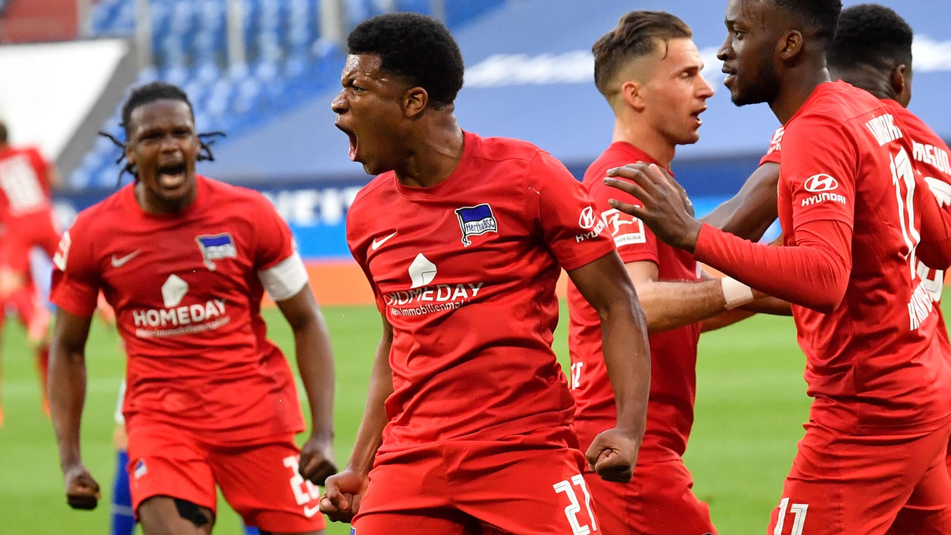 Jessic Ngankam (2.v.l.): Der Herthaner bejubelte sein Tor zum 2:1 gegen Schalke. Jessic Ngankam (2.v.l.): Der Herthaner bejubelte sein Tor zum 2:1 gegen Schalke.
