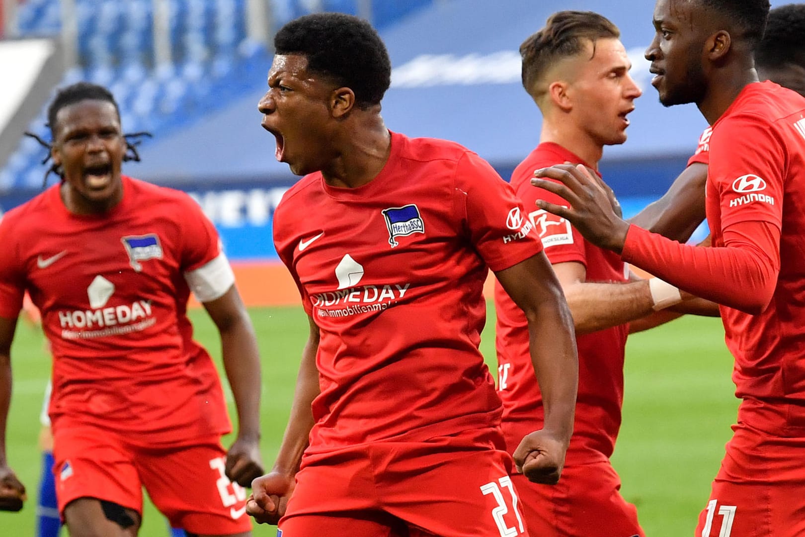 Jessic Ngankam (2.v.l.): Der Herthaner bejubelte sein Tor zum 2:1 gegen Schalke.