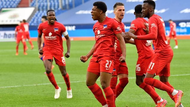 Die Herthaner feiern den 2:1-Sieg beim FC Schalke 04.