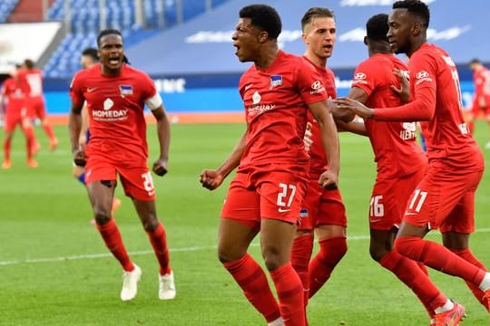 Die Herthaner feiern den 2:1-Sieg beim FC Schalke 04.