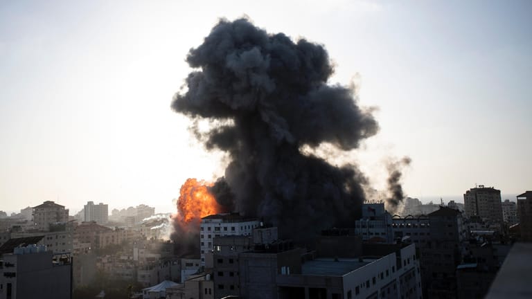 Explosion in Gaza-Stadt: Israelische Kampfflugzeuge greifen Ziele der Hamas an.