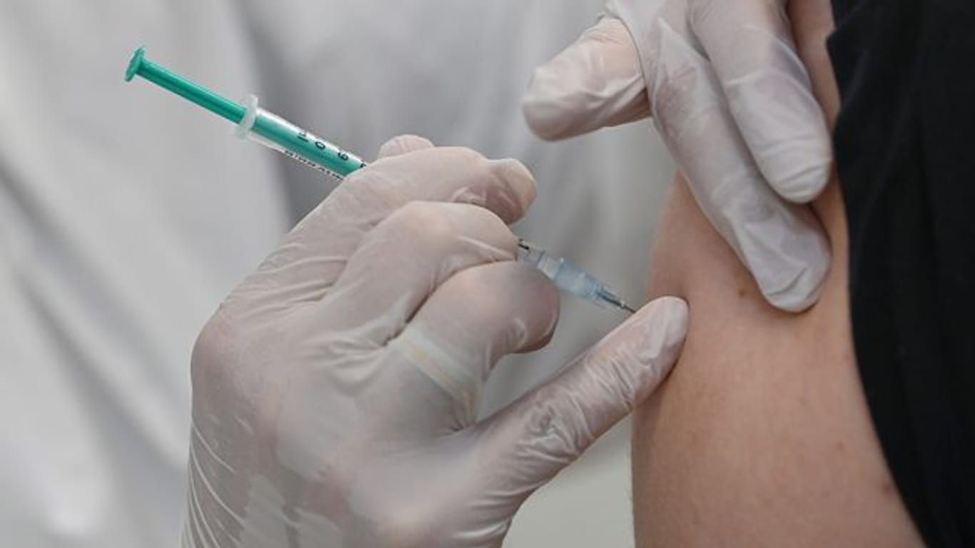 Ein Mann bekommt eine Schutzimpfung gegen Covid-19 (Symbolbild): Der Impfstoff in den Praxen sei noch sehr begrenzt und der Andrang groß.