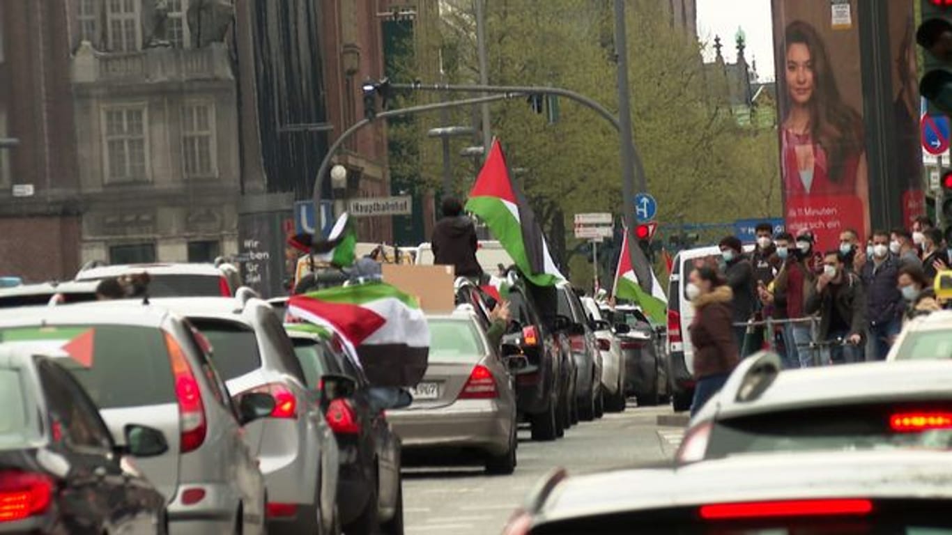 Autokorso von Unterstützern eines freien Palästinas
