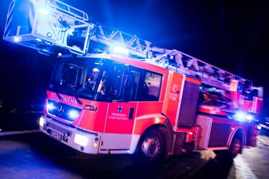 Die Feuerwehr im Einsatz (Symbolbild): In einem Mehrfamilienhaus in Düsseldorf hat es gebrannt.