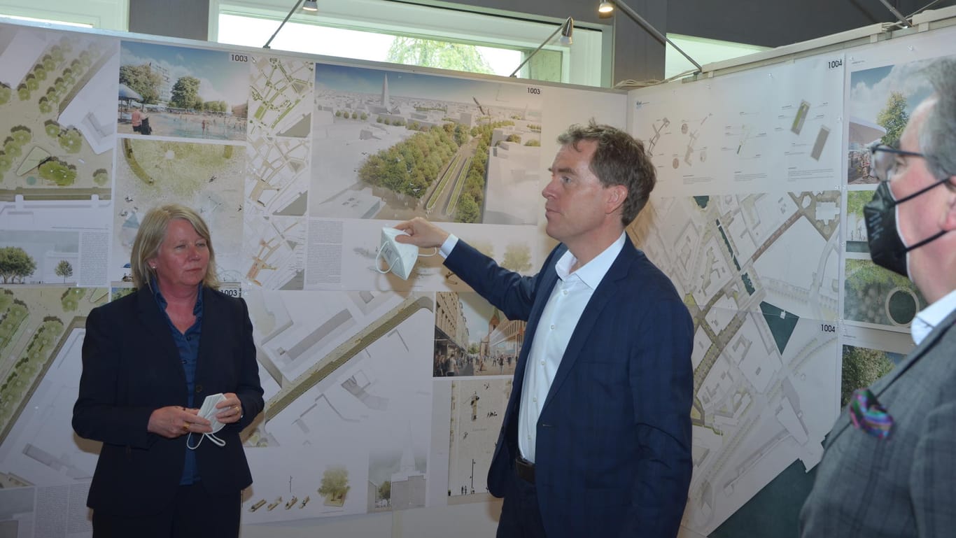 Bürgermeister Ulf Kämpfert stell vor Stellwänden mit Entwürfen für die Straße: Er erkennt das "Kielgefühl" in der Planung wieder.