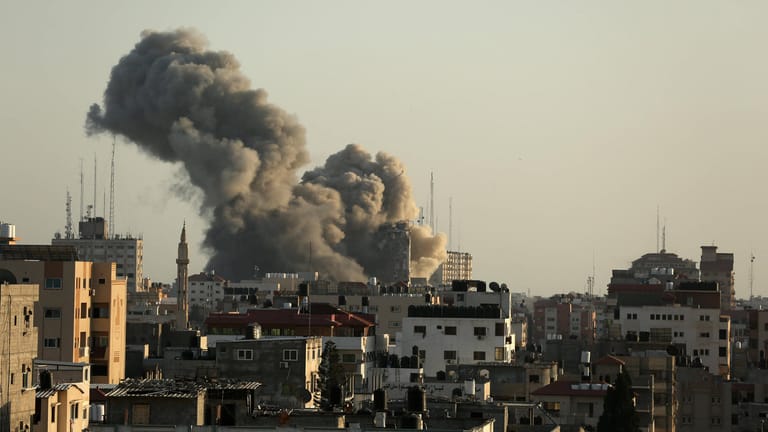 Gaza: Der Al-Sharouk-Tower, in dem Hamas-Medien ihren Sitz hatten, wurde bereits am Mittwoch attackiert. Israel will die Angriffe jetzt wohl ausweiten.