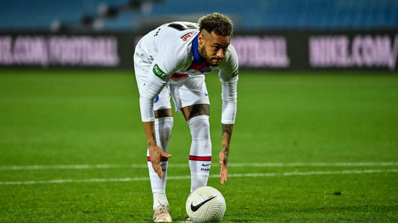 Neymar von Paris Saint-Germain legt sich den Ball vor seinem Elfmeterschuss zurecht.