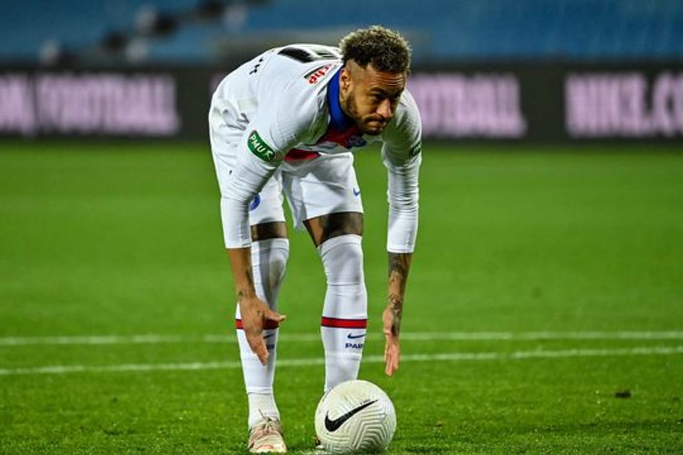 Neymar von Paris Saint-Germain legt sich den Ball vor seinem Elfmeterschuss zurecht.