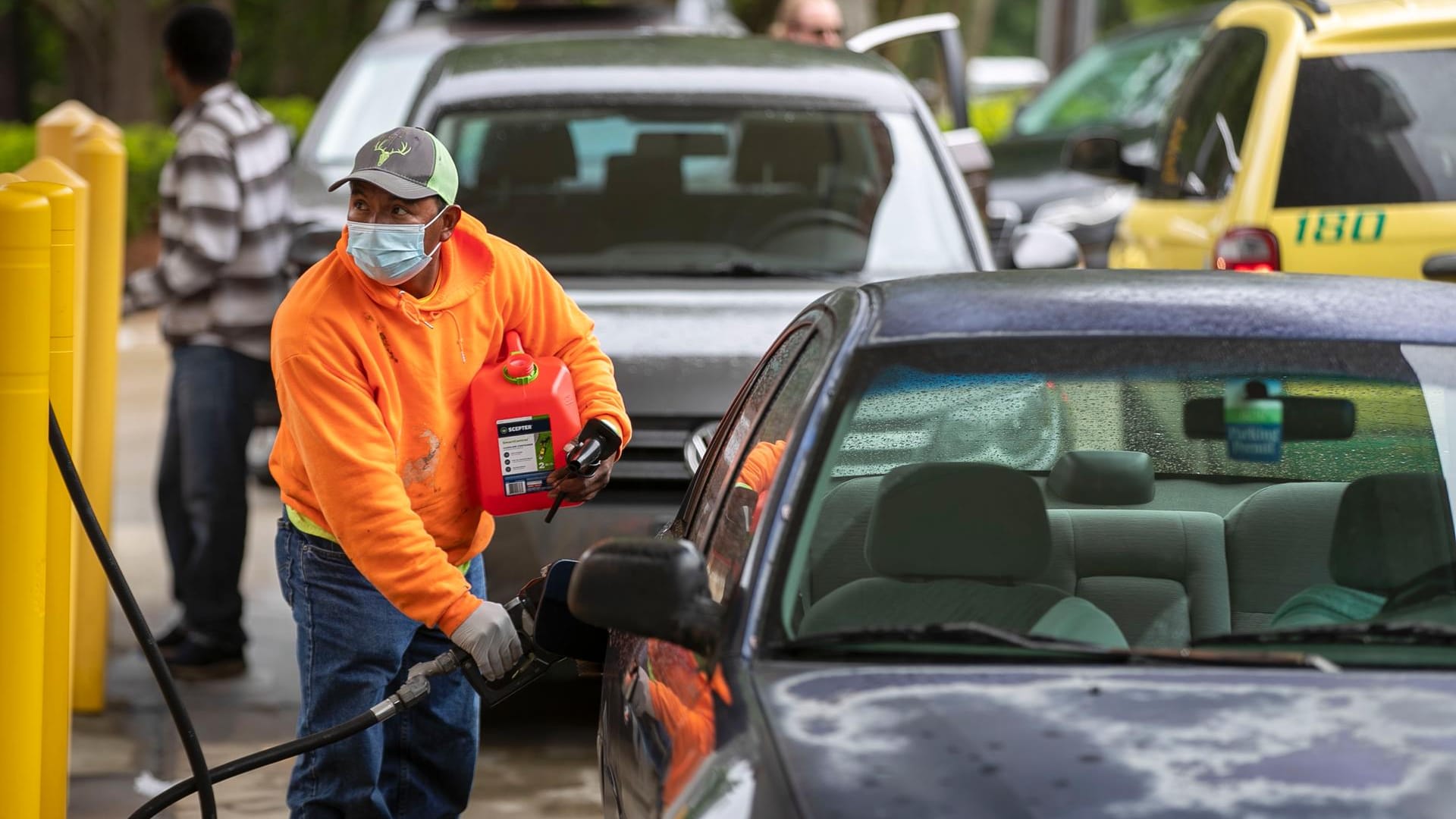 Autofahrer füllen Kanister mit Benzin: In den USA hat sich die Lage an den Tankstellen verschärft.