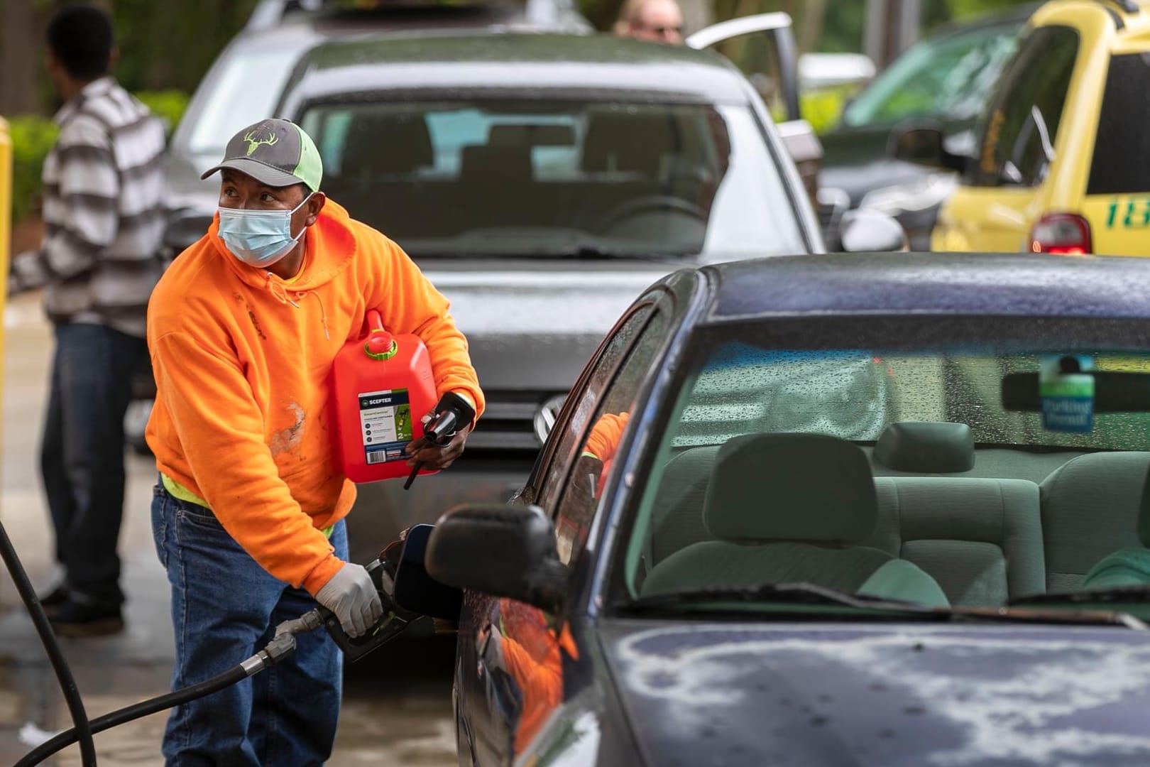 Autofahrer füllen Kanister mit Benzin: In den USA hat sich die Lage an den Tankstellen verschärft.