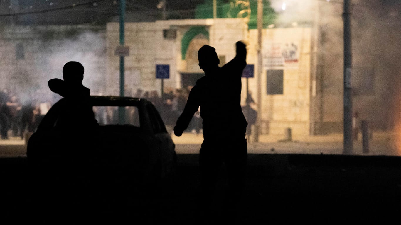 Jüdische Demonstranten stoßen mit Menschen arabischer Herkunft in der Nähe der Großen Omari-Moschee zusammen: In der Stadt Lod wurde der Ausnahmezustand ausgerufen, da die Spannungen zwischen Israelis und arabischen Israelis steigen.