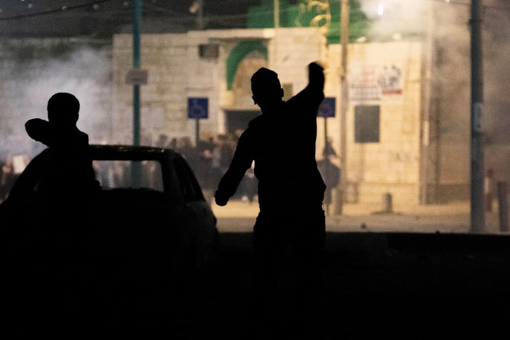Jüdische Demonstranten stoßen mit Menschen arabischer Herkunft in der Nähe der Großen Omari-Moschee zusammen: In der Stadt Lod wurde der Ausnahmezustand ausgerufen, da die Spannungen zwischen Israelis und arabischen Israelis steigen.