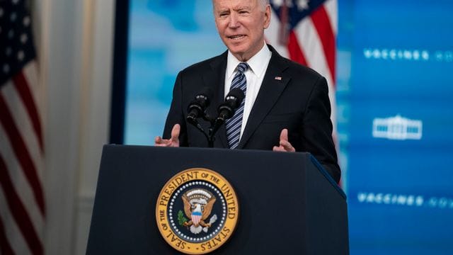 US-Präsident Joe Biden hält eine Rede über Corona-Impfungen im South Court Auditorium im Weißen Haus. US-Präsident Joe Biden hält eine Rede über Corona-Impfungen im South Court Auditorium im Weißen Haus.