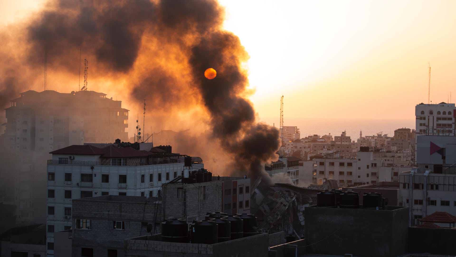 Rauch steigt über dem Gaza-Streifen auf: Israel attackiert nun gezielt Hamas-Symbole.