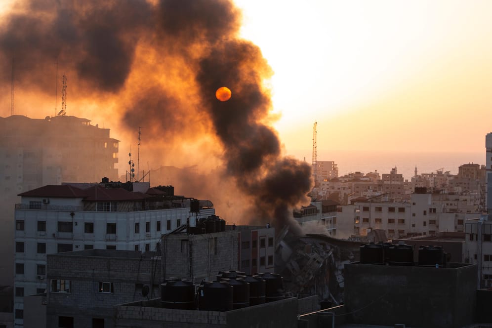 Rauch steigt über dem Gaza-Streifen auf: Israel attackiert nun gezielt Hamas-Symbole.