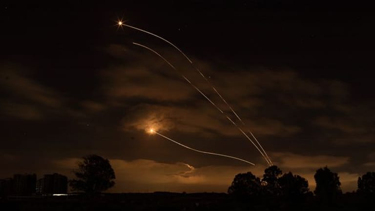 Israelische Abwehrraketen fangen Raketen ab, die aus dem Gazastreifen in Richtung Israel abgefeuert wurden.