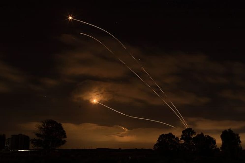 Israelische Abwehrraketen fangen Raketen ab, die aus dem Gazastreifen in Richtung Israel abgefeuert wurden.
