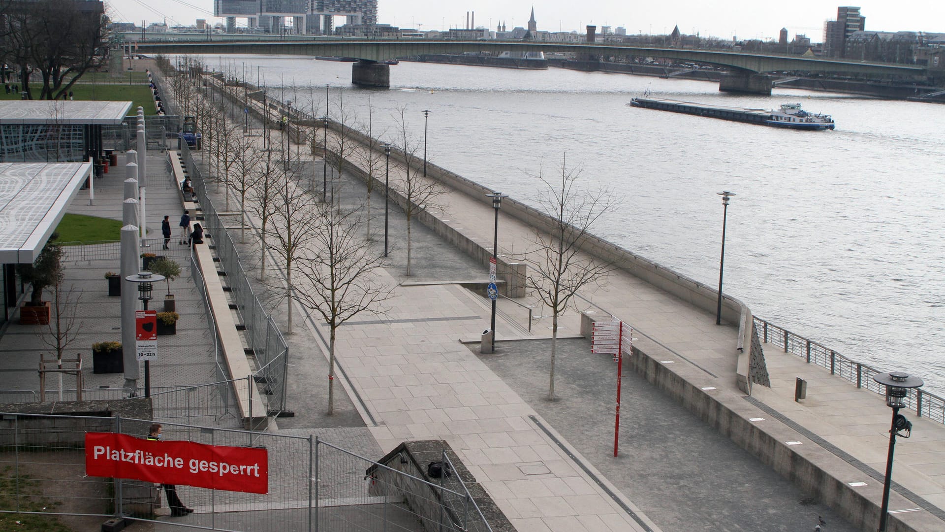 Der geräumte Rheinboulevard (Archivbild): Bereits im April wurde die beliebte Flaniermeile wegen des großen Menschenandrangs bei gutem Wetter gesperrt.